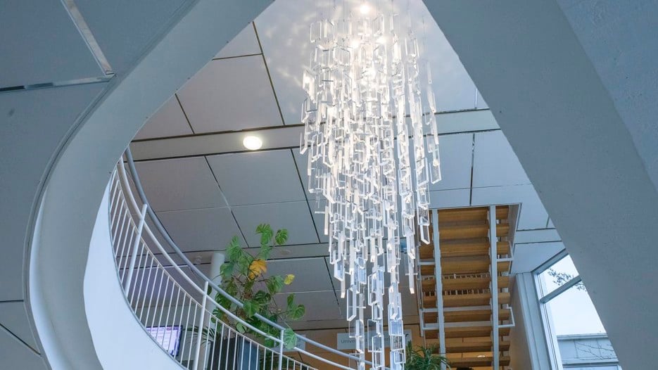 Umeå universitet uppmärksammar universitetets gåvogivare med en installation i form av en ljuskrona i Aula Nordicas entré.