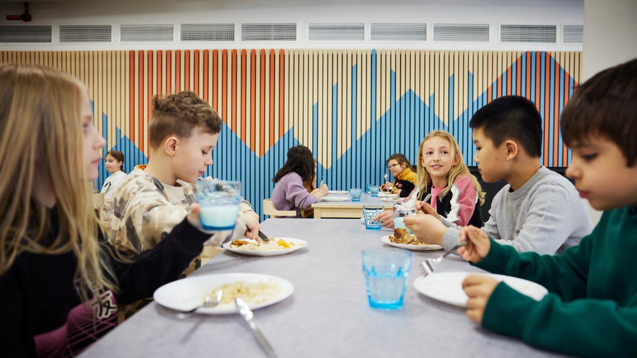 Elever äter skollunch.