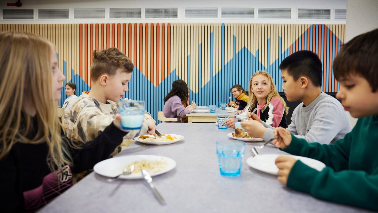 Elever äter skollunch.