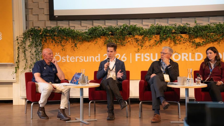 4 personer på en scen i ett panelsamtal. Joakim håller i en mikrofon och pratar.