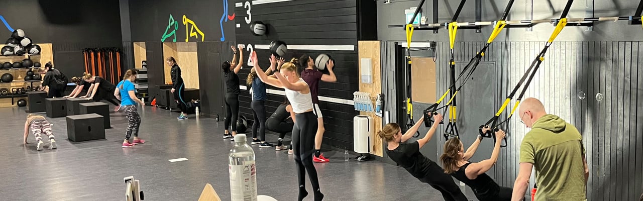 Hög energi under träningspasset med Petar Malm på Hälsa på campus