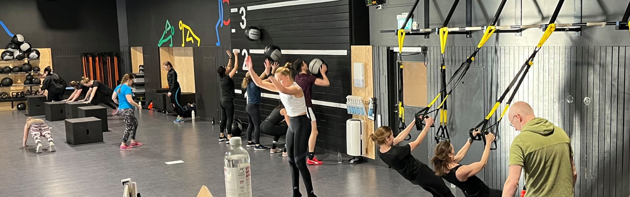 Hög energi under träningspasset med Petar Malm på Hälsa på campus