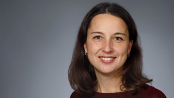 Sophia Holmlund, biträdande universitetslektor, kombinerad med klinisk tjänstgöring vid Institutionen för omvårdnad.