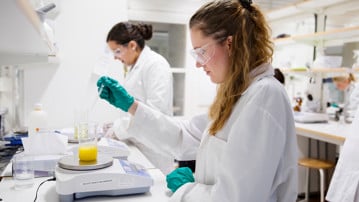 Studenter som läser på apotekarprogrammet labbar.  Receptarieprogrammet.