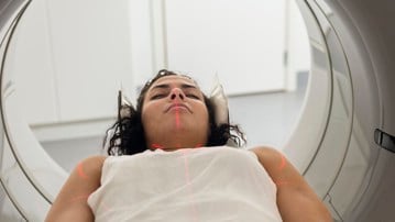 Röntgenavdelning på sjukhus med patient vid röntgenapparat