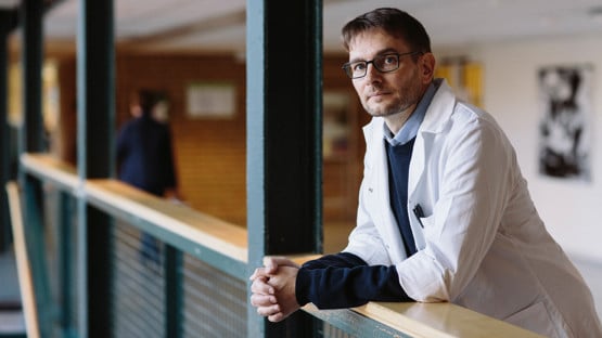 Philip Buckland, universitetslektor i arkeologi vid institutionen för idé- och samhällsstudier (Associate professor på Department of Historical, Philosophical and Religious Studies). Miljöarkologiska databasen SEAD är en nationell forskningsinfrastruktur för arkeologi och en databas med internationell standard för miljöarkeologiska data. Den utvecklas och förvaltas av det miljöarkeologiska labbet (MAL).