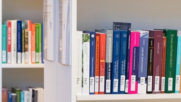 Bokhyllor i Studiesalen på UB