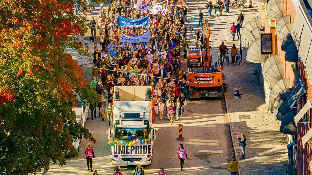 Pridetåget i Umeå 2024, där Umeå universitet gick med för första gången.