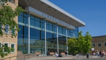 vår vid campusdammen