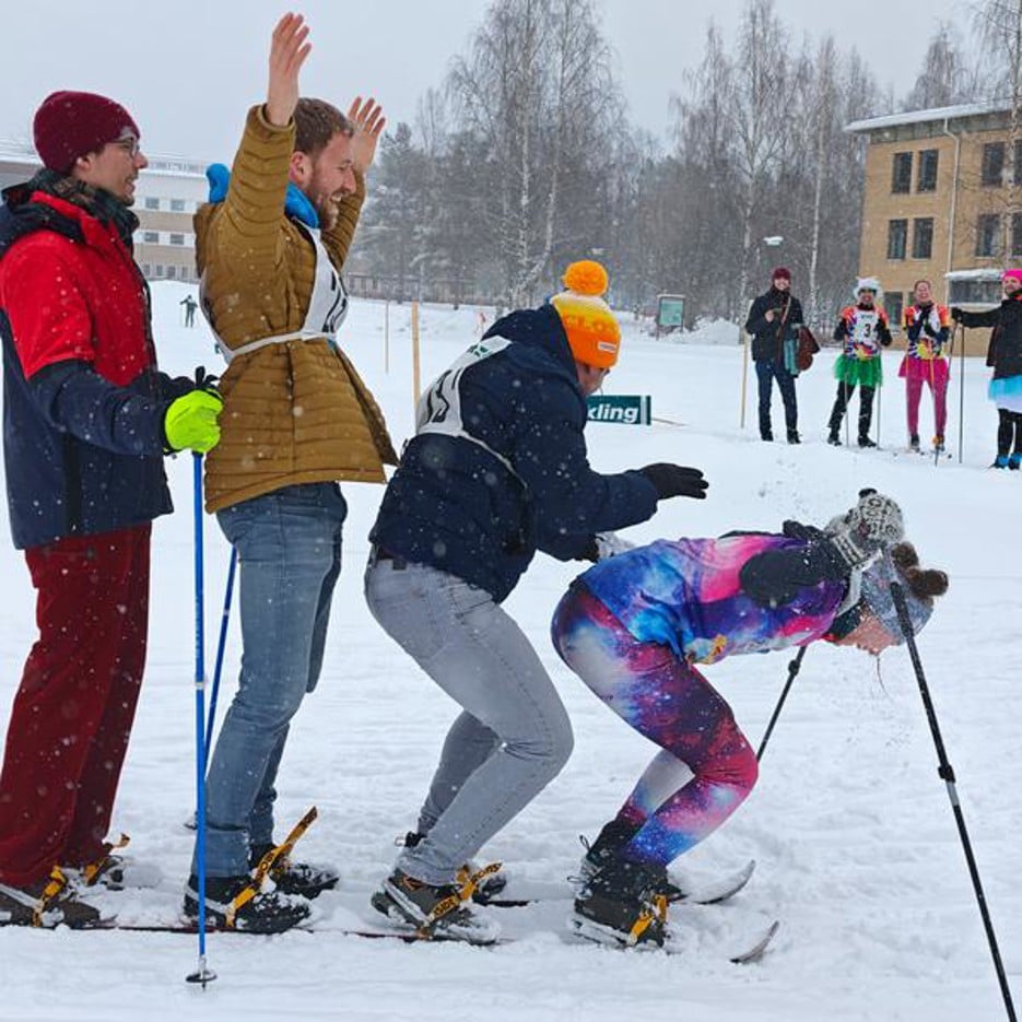 Four persons participate in the skiing race on one pair of skies with four bindings.