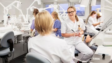 Studenter som läser på tandläkarhögskolan.