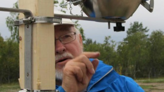 Setting up one of the passive samplers on Haparanda Sandskär.<br/><br/> Bild som Terry Frank Bidleman bidragit med. Obs: Lågupplöst bild. Passar bäst för webb.