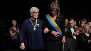 När Astrid Norberg, professor emerita fick Umeå universitets förtjänstmedalj under Årshögtiden 2019. Katrine Riklund vid hennes sida.