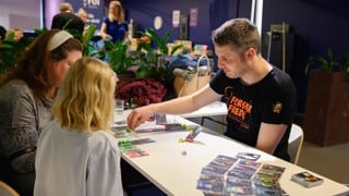 Eric Capo plays the game MicroMates with visitors during ForskarFredag at Curiosum