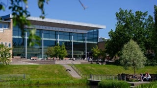 vår vid campusdammen