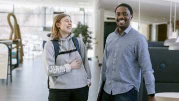Internationella studenter på campus.