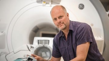 Lars Nyberg arbetar som professor i neurovetenskap. Hans forskning handlar om att med funktionell hjärnavbildning koppla hjärnsystem till olika minnesprocesser.