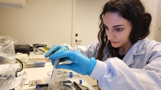 Maria Mendez är en student som praktiserar inom projekt vid Umeå marina forskningscentrum.