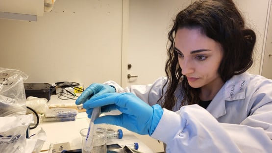 Maria Mendez är en student som praktiserar inom projekt vid Umeå marina forskningscentrum.