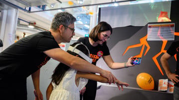Kemal Avican and Sena Gizen Süer guide a child in building a 3D bacteria in VR during ForskarFredag