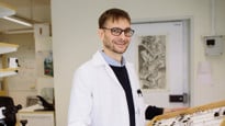 Philip Buckland, universitetslektor i arkeologi vid institutionen för idé- och samhällsstudier (Associate professor på Department of Historical, Philosophical and Religious Studies). Miljöarkologiska databasen SEAD är en nationell forskningsinfrastruktur för arkeologi och en databas med internationell standard för miljöarkeologiska data. Den utvecklas och förvaltas av det miljöarkeologiska labbet (MAL).