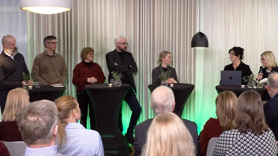 människor som står på rad framför människor som sitter