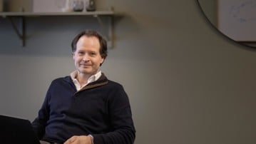 Man sitter på en stol i ett konferensrum