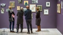 Museivärd Emma Mårtensson guidar besökare i Bildmuseets utställning Dada är dada (2018). Bilden togs för Aktum nr 1, 2018.