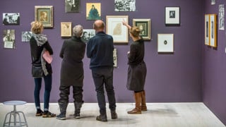 Museivärd Emma Mårtensson guidar besökare i Bildmuseets utställning Dada är dada (2018). Bilden togs för Aktum nr 1, 2018.