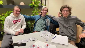 Tobias Norden, Simon Cederfjärd och John Hörvall från Fools Gambit. Gruppmedlemmarna Ahmad Kalash och Emelie Nordfelt saknas på bilden.