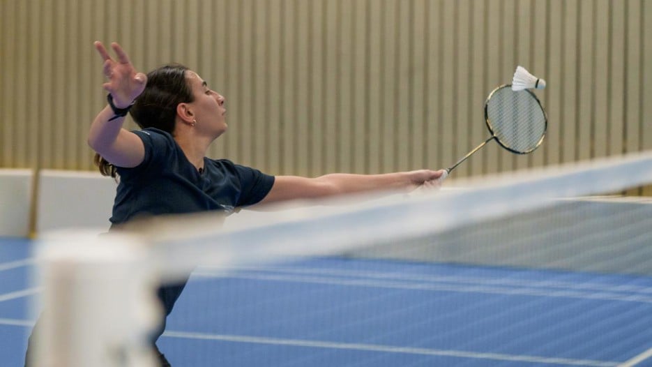 Romina Olyaee och Johan Azelius tränar Badminton inför SM veckan