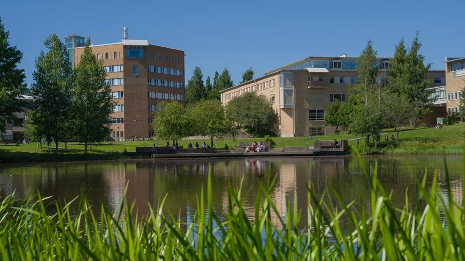 vår vid campusdammen