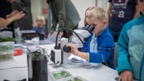 Forskarfredag 2018. Mikroskoptitt. En helkväll med spännande experiment och prova-på-aktiviteter. Det blev resultatet av vetenskapsfestivalen Forskarfredag som arrangerades vid Umeå universitet i fredags, den 28 september. En helkväll med spännande experiment och prova-på-aktiviteter. Det blev resultatet av vetenskapsfestivalen Forskarfredag som arrangerades vid Umeå universitet i fredags, den 28 september. En helkväll med spännande experiment och prova-på-aktiviteter. Det blev resultatet av vetenskapsfestivalen Forskarfredag som arrangerades vid Umeå universitet i fredags, den 28 september.