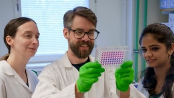 Magnus Ölander, postdoc in the Sixtlab, sharing exciting findings from an antibiotic discovery project with labhead Barbara Sixt and colleague Aakriti Singh.
