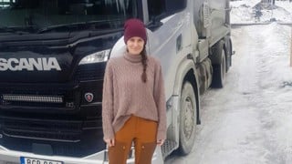 Amrei Aubrunner åker sopbil på praktiken i Dorotea.
