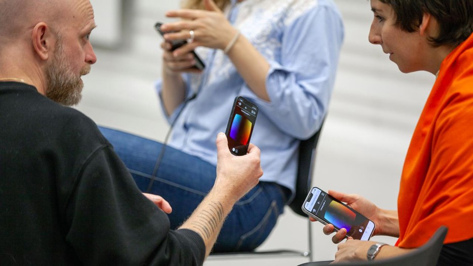 Anders Lind instruerar deltagare somt testar att vara del av mobilorkestern