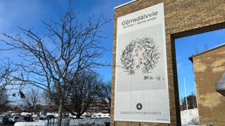 Årstidsvepan för vårvinter /  gïrradálvvie av Britta Marakatt Labba vid Humanisthuset, Umeå universitet.