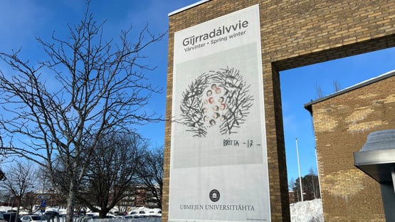 Årstidsvepan för vårvinter /  gïrradálvvie av Britta Marakatt Labba vid Humanisthuset, Umeå universitet.