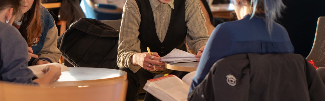 En grupp studenter sitter runt ett bord.