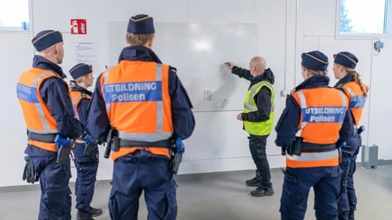 Polisutbildningen. Övning i faraget i Polisutbildningshuset. Conny Tärnklev instruerar polisstudenter vid vita tavlan. Medverkandeavtal finns.