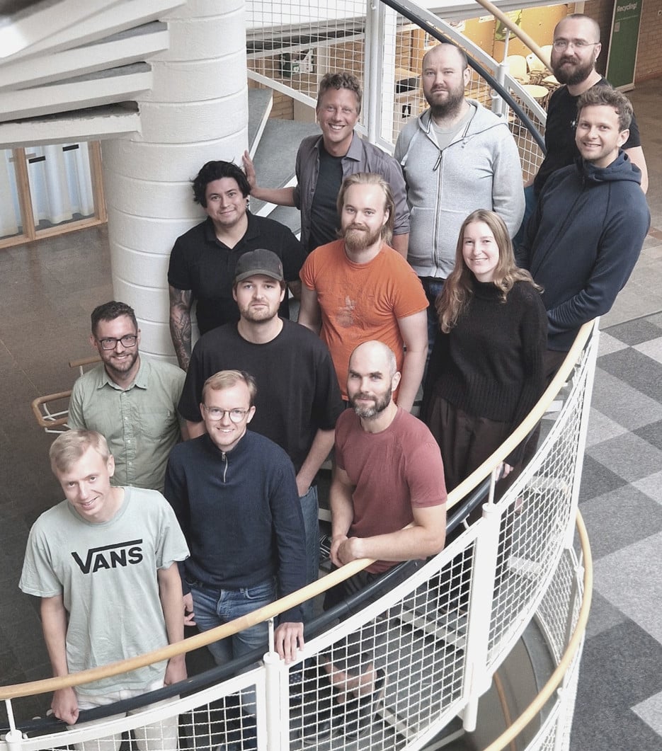 En grupp människor som poserar för en bild.