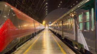 Tåg på en järnvägsstation i Europa.