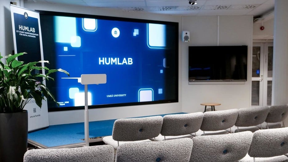 Presentationsrummet (H2) med en 200" skärm och 30 stolar.