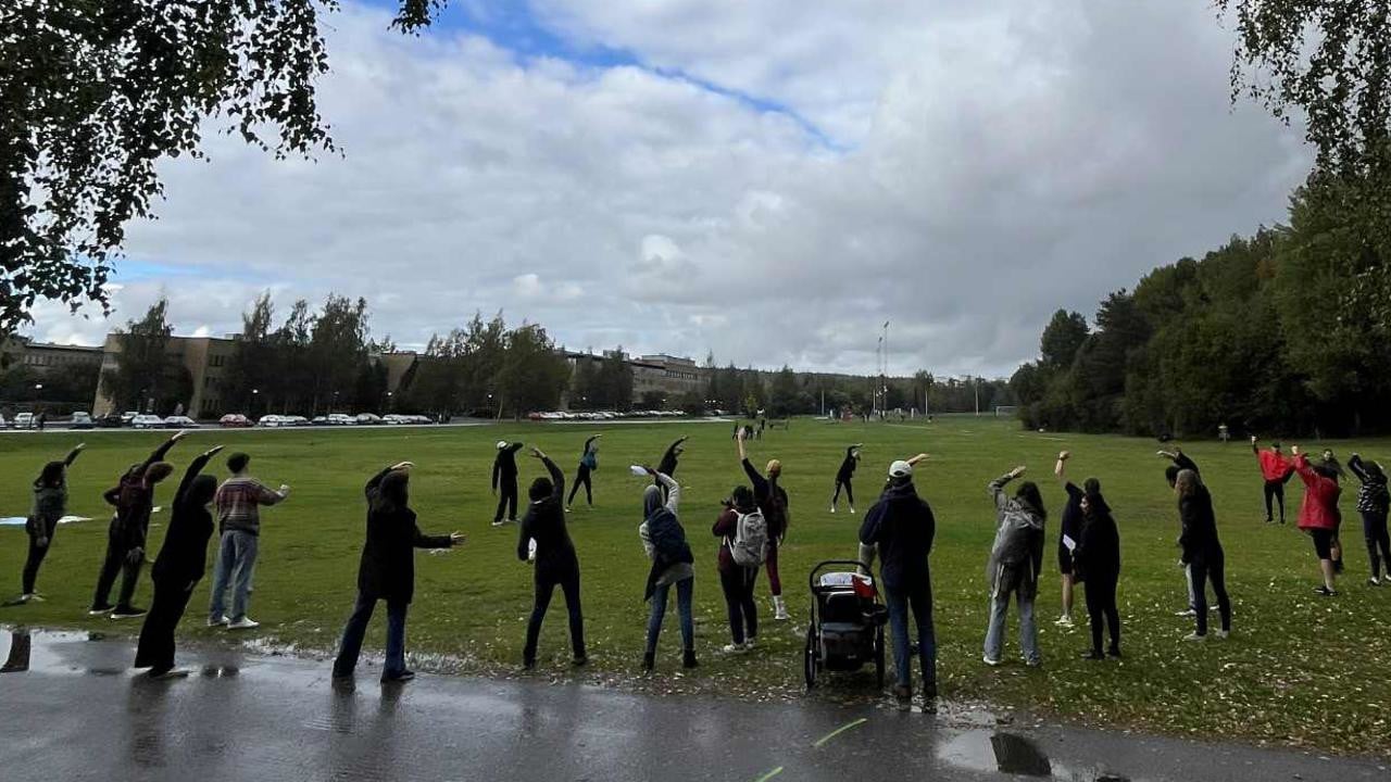 Deltagare värmer upp inför lopp
