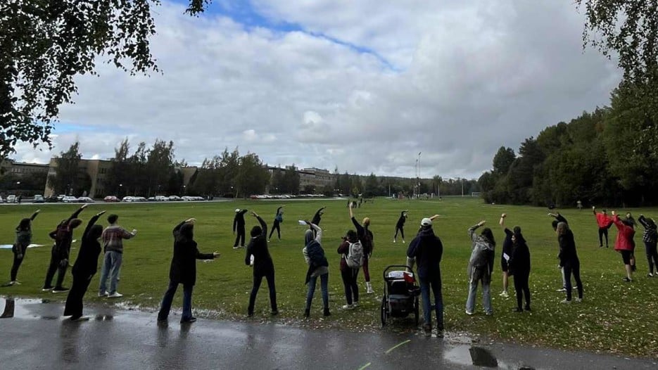Deltagare värmer upp inför lopp