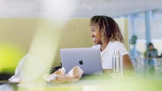 Student pluggar i gången mellan Universum och Naturvetarhuset