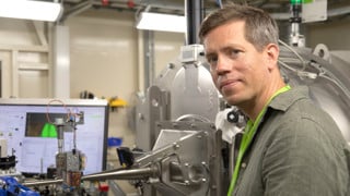 Magnus Andersson på MAX IV-laboratoriet i Lund. Bilden är tagen vid
experimentuppställningen på strålröret CoSAXS. Den stora kammaren bakom Magnus är detektorn och röntgenljuset kommer från vänster i bilden.