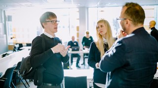 AIMday är en mötesform där forskare, företag och organisationer knyter kontakt och utbyter kunskap och erfarenheter. Frågor och problemområden formuleras av företagen och varje fråga diskuteras under en timme. Det kan ge ökad förståelse, ny kunskap, nya perspektiv och utveckling av både verksamheter och forskning. För Aktum nr 2 2018 för notis om årets AIMday.