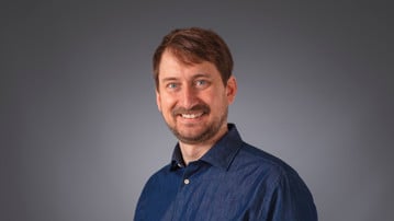 Porträttfoto Johan Rasmuson, biträdande universitetslektor, kombinerad med klinisk tjänstgöring vid Institutionen för klinisk mikrobiologi
