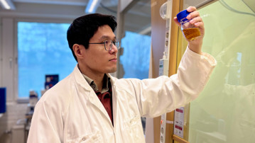 Van Minh Dinh i laboratoriet på Kemiska institutionen, Umeå universitet.
